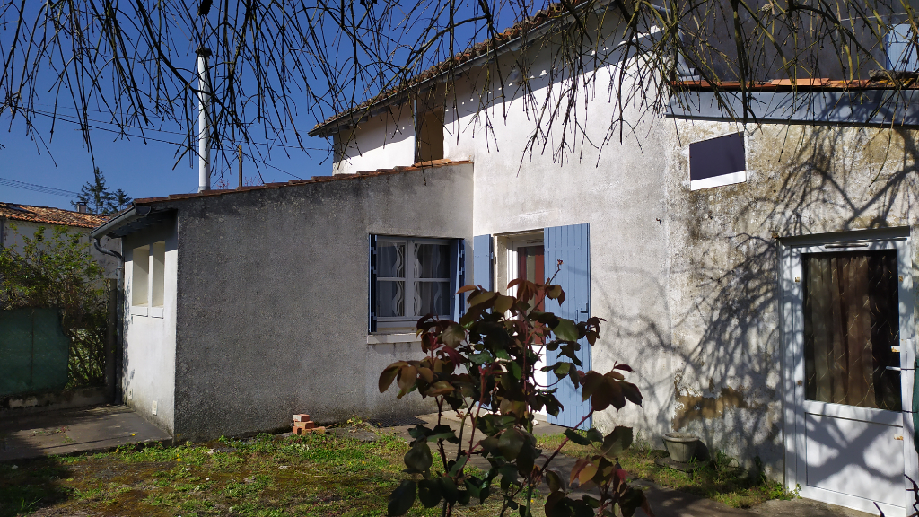 Maison de 90m² rénovée avec dépendances en pierre 60 km de La Rochelle